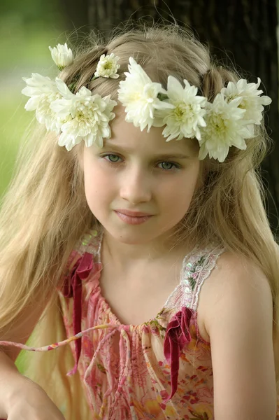A fehér virágok koszorút kislány — Stock Fotó