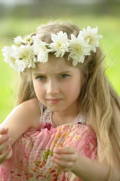 Κοριτσάκι σε ένα στεφάνι από λευκά λουλούδια — Φωτογραφία Αρχείου