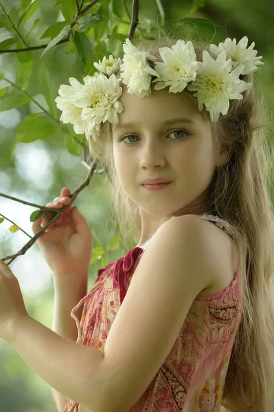 Beyaz çiçek çelenk, küçük kız — Stok fotoğraf