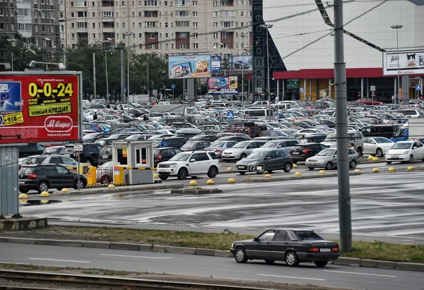 Парковка перед супермаркет, Росія, Санкт - Петербург — стокове фото