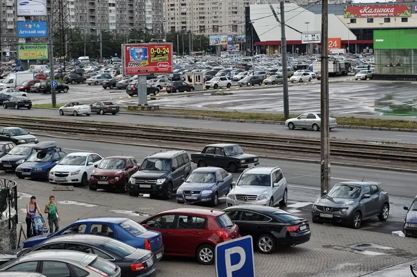 सुपरमार्केट, रशिया, सेंट पीटर्सबर्ग समोर पार्किंग — स्टॉक फोटो, इमेज