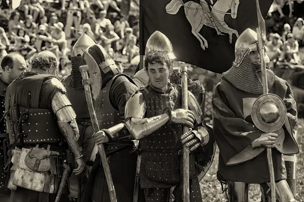 Cavaleiros medievais em armadura — Fotografia de Stock