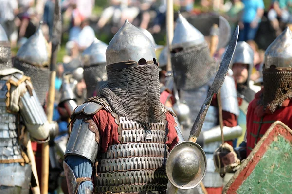 Средневековые рыцари в доспехах — стоковое фото
