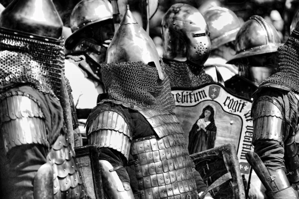 Středověcí rytíři v brnění — Stock fotografie
