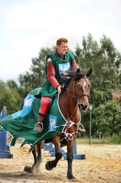 Un cavaliere a cavallo veloce — Foto Stock
