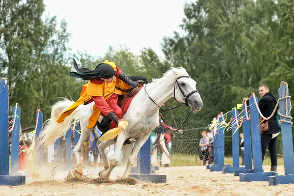 Ein Ritter, der schnelle Pferde reitet — Stockfoto