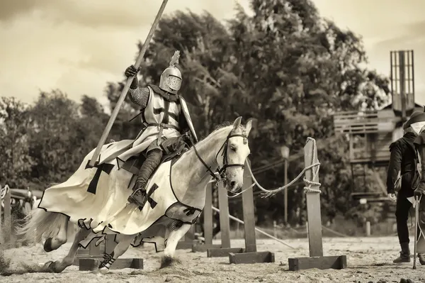 Un caballero montando a caballo rápido — Foto de Stock