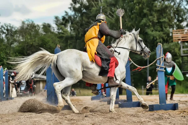 Рыцарь скачет на быстром коне — стоковое фото