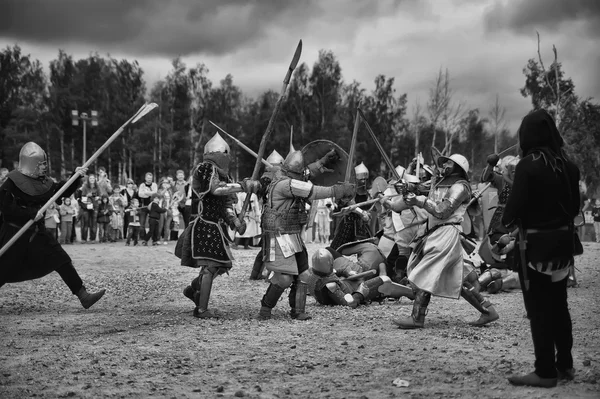 Lucha de caballeros medievales — Foto de Stock