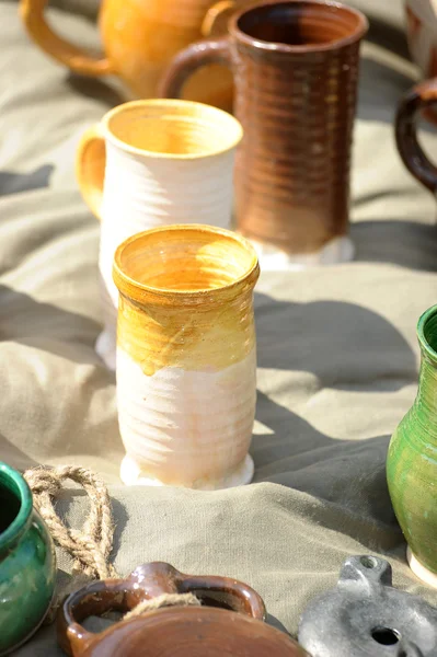 Jarras marrones hechas a mano de cerámica de cultura nacional — Foto de Stock