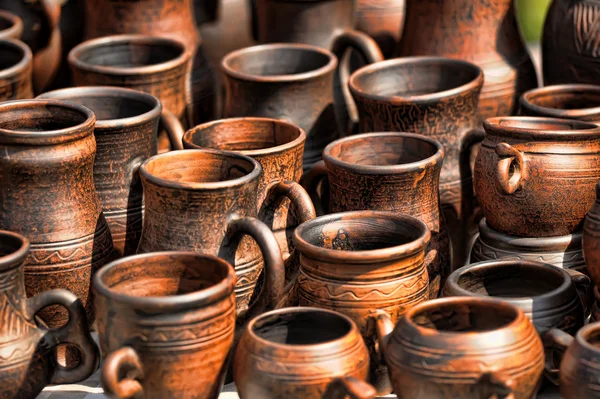 Cultura nacional jarros marrons artesanais cerâmicos — Fotografia de Stock