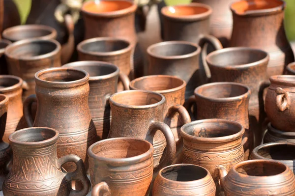 Jarras marrones hechas a mano de cerámica de cultura nacional —  Fotos de Stock
