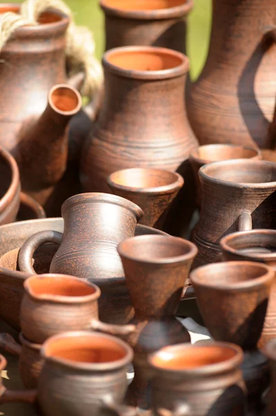 Jarras marrones hechas a mano de cerámica de cultura nacional —  Fotos de Stock