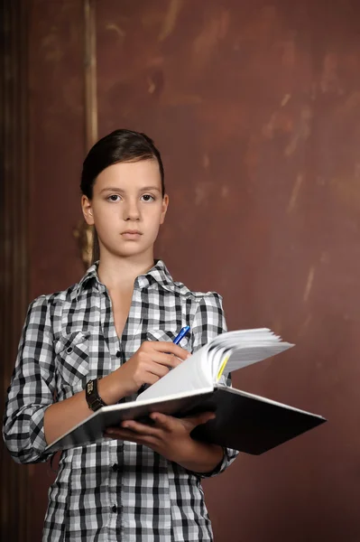 Девочка-подросток листает книгу — стоковое фото