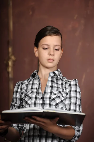 Teen flicka bläddra igenom en bok — Stockfoto