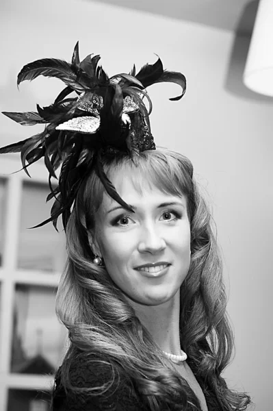 Donna con un cappellino nero con le piume — Foto Stock