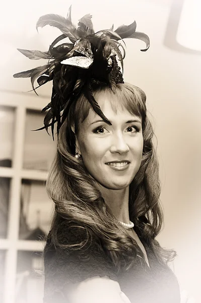 Женщина в маленькой черной шляпе с перьями — стоковое фото