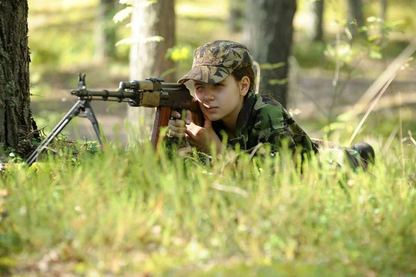 Menina com uma arma — Fotografia de Stock