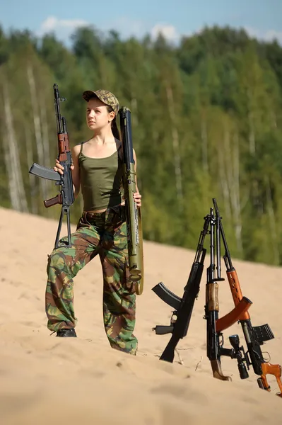 Κορίτσι με ένα πυροβόλο όπλο — Φωτογραφία Αρχείου