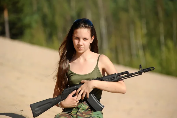 Meisje met een pistool — Stockfoto