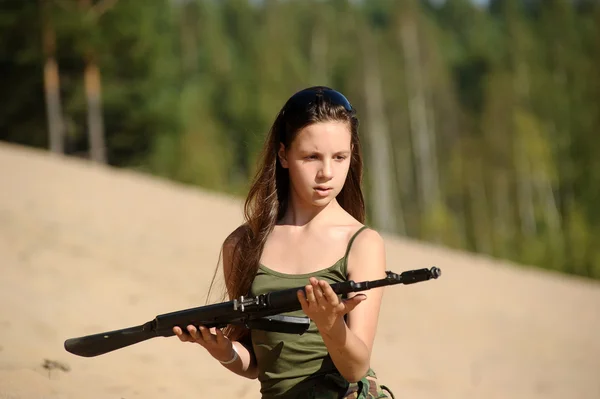 Menina com uma arma — Fotografia de Stock