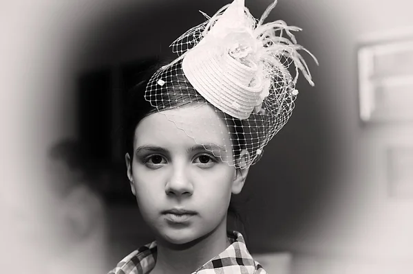 Gezicht van jonge mooi meisje in een vintage hoed — Stockfoto