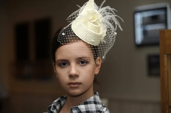 Twarz piękna dziewczyna w kapeluszu vintage — Zdjęcie stockowe