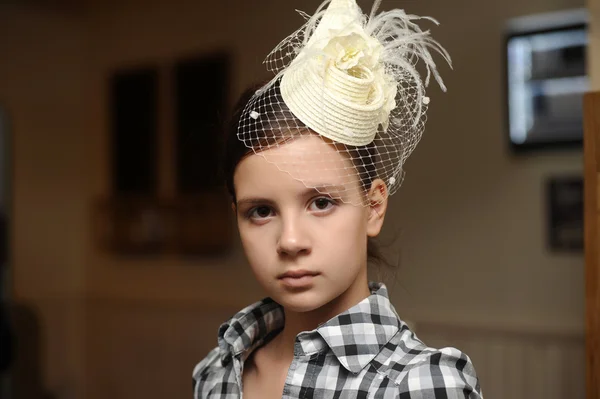 Ansikte av ung vacker flicka i en vintage hatt — Stockfoto