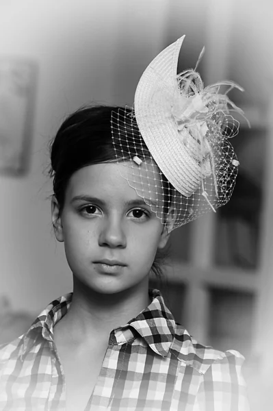 Gezicht van jonge mooi meisje in een vintage hoed — Stockfoto