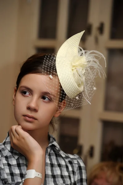 Cara de joven hermosa chica en un sombrero vintage —  Fotos de Stock
