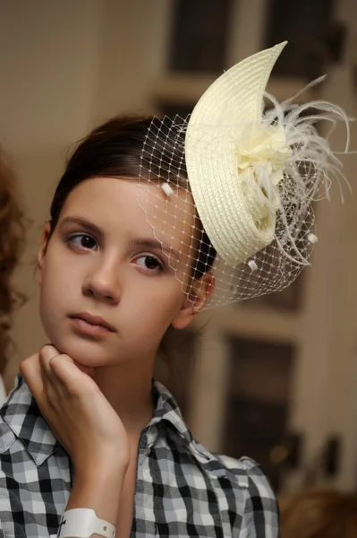 Face of young beautiful girl in a vintage hat — Stock Photo, Image