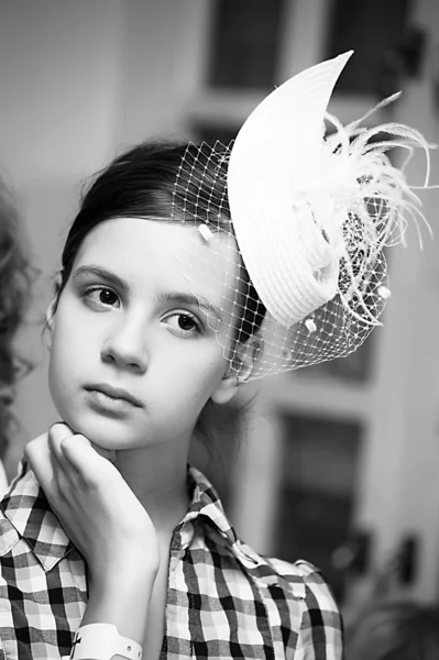 Twarz piękna dziewczyna w kapeluszu vintage — Zdjęcie stockowe