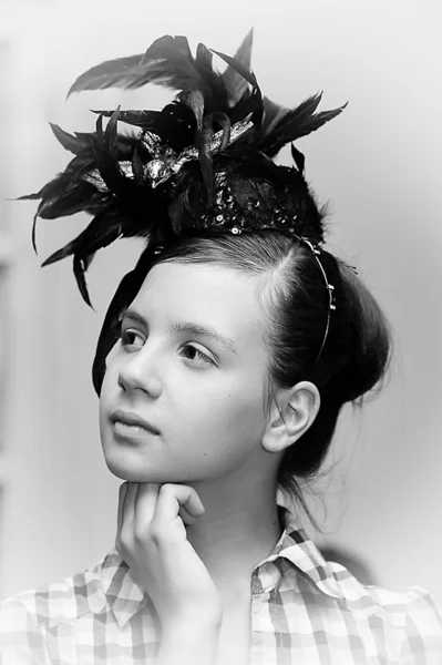 Πρόσωπο του όμορφη κοπέλα σε ένα vintage καπέλο — Φωτογραφία Αρχείου