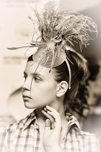 Face of young beautiful girl in a vintage hat — Stock Photo, Image