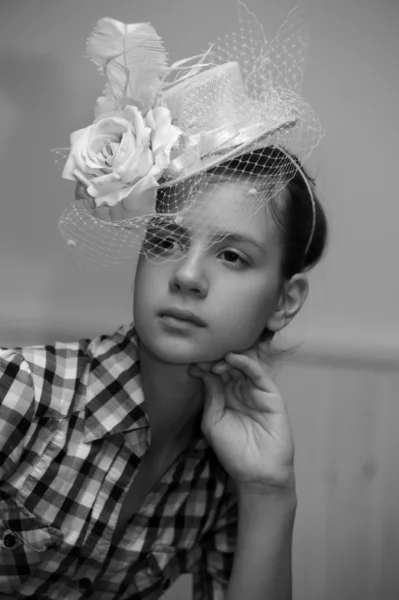 빈티지 모자에 젊은 아름 다운 여자의 얼굴 — 스톡 사진