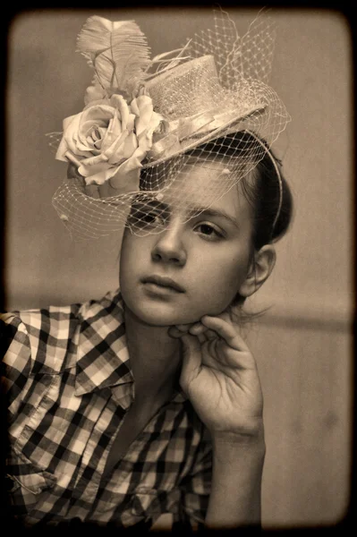 Πρόσωπο του όμορφη κοπέλα σε ένα vintage καπέλο — Φωτογραφία Αρχείου