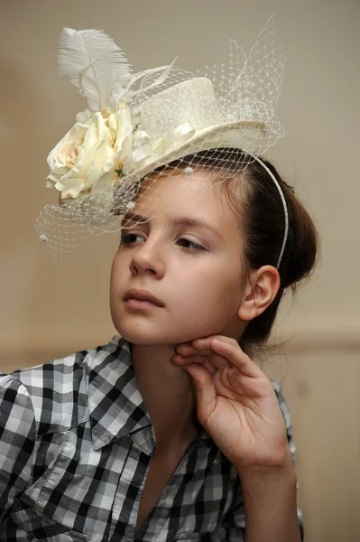年轻漂亮的女孩在复古帽子的脸 — 图库照片