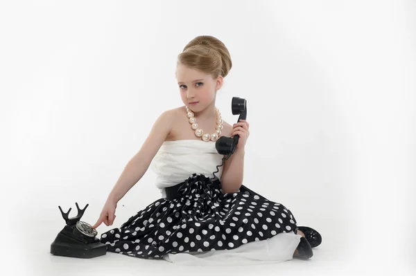 Маленькая девочка с ретро-телефоном — стоковое фото