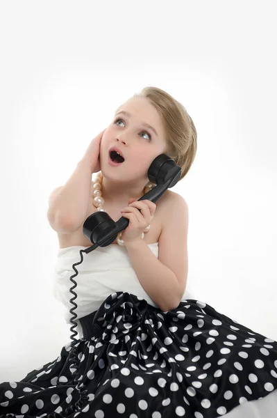 Liten flicka med en retro telefon — Stockfoto