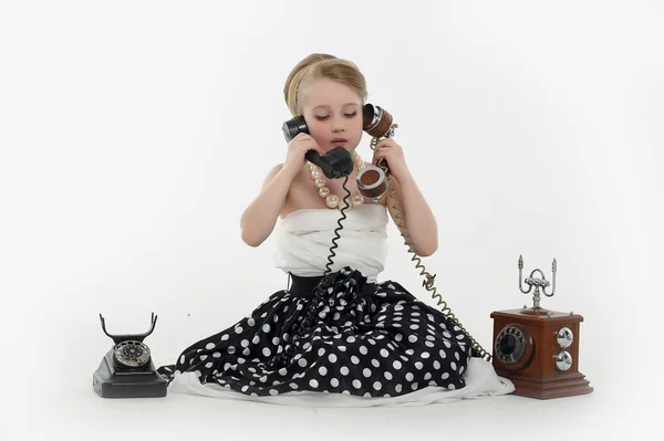 Kleines Mädchen mit einem Retro-Handy — Stockfoto