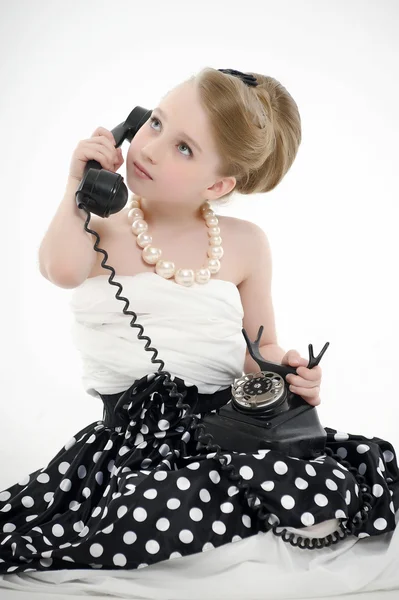 Bambina con un telefono retrò — Foto Stock