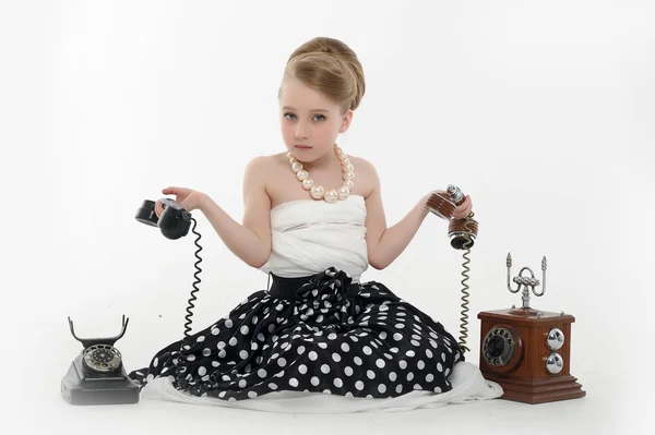 小女孩用复古的电话 — 图库照片