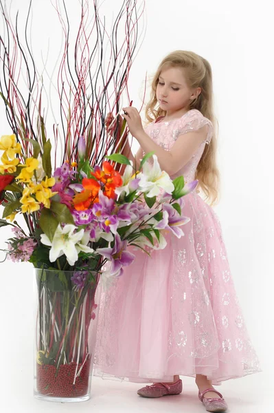 La fille dans la robe rose avec le bouquet — Photo