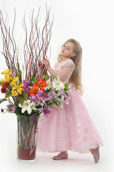 花束とピンクのドレスの女の子 — ストック写真