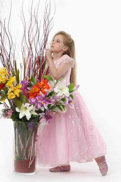 花束とピンクのドレスの女の子 — ストック写真