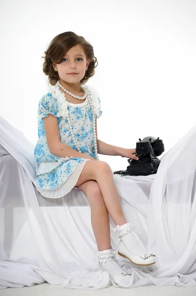 Kleines Mädchen mit einem Retro-Handy — Stockfoto