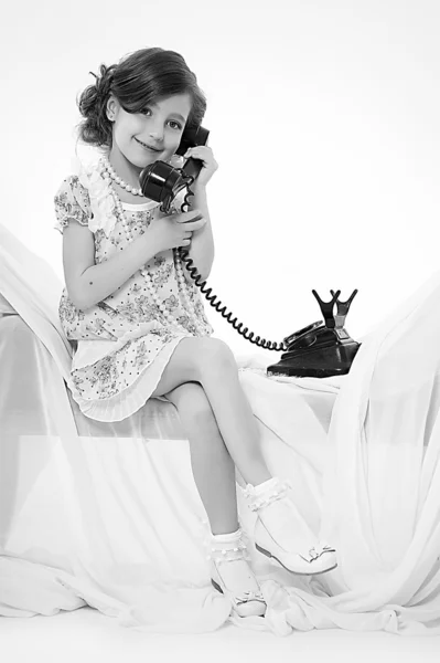 레트로 전화를 가진 어린 소녀 — 스톡 사진