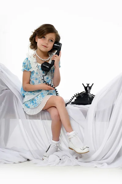 Petite fille avec un téléphone rétro — Photo