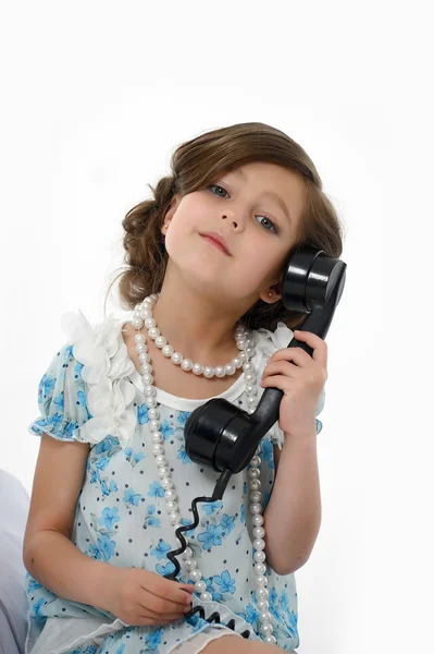 Маленькая девочка с ретро-телефоном — стоковое фото