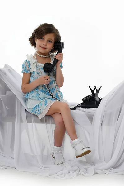小女孩用复古的电话 — 图库照片